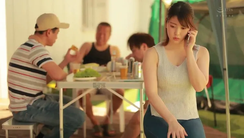 ông chồng khờ để người vợ tham gia sự kiện cắm trại với mấy gã cạnh nhà và cái kết