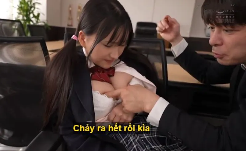 Ba năm trời, thầy giáo rèn luyện cô học trò ngực khủng thành "bình đựng tinh"